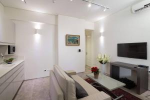 耶路撒冷New luxurious apt, the BEST location in Jerusalem的白色的客厅配有沙发和桌子