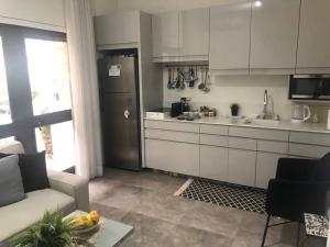 耶路撒冷New luxurious apt, the BEST location in Jerusalem的一间带沙发和冰箱的厨房