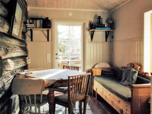 BörkaHoliday home MORA II的一间带桌椅和壁炉的用餐室