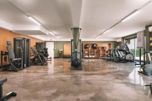 波尔图BFRESH Hotel - Padel, Pool & Fitness - Adults Only的健身房设有健身器材