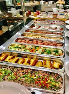雅科蓬塔利昂娜酒店的包含许多食物的自助餐