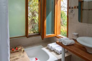 迈普Calera de Tango Chena Magica的带浴缸、水槽和窗户的浴室