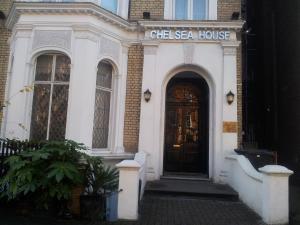 伦敦切尔西别墅住宿加早餐酒店的白色的建筑,有门,上面有标志