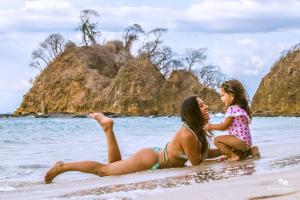 雅科蓬塔利昂娜酒店的两个女孩在海滩上玩耍