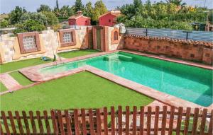 阿尔切纳Beautiful Home In Villanueva Del Segura With Wifi的围栏旁的院子内的游泳池