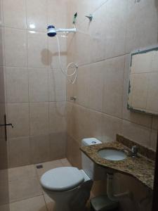 蒙加瓜Lindo Sobrado的浴室配有卫生间、盥洗盆和淋浴。