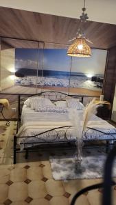 塔兰托the lighthouse accommodation的一间卧室配有一张带海洋绘画的床