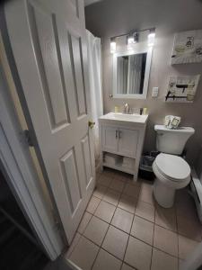 拉科尼亚Spacious Condo Walking distance to Weirs的浴室配有白色卫生间和盥洗盆。