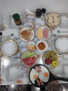 撒马尔罕Guest House Safina-S&D的一张桌子上放着许多盘子的食物