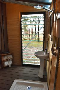 Boonah克车河边豪华帐篷的一间带水槽和窗户的浴室
