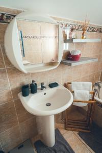 珀蒂蒂勒Le Coin d'Azur的浴室设有白色水槽和镜子