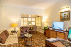 达卡皇家公园酒店的带沙发和电视的客厅