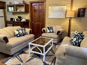 桑迪湾Phoenix House的客厅配有两张沙发和一张咖啡桌