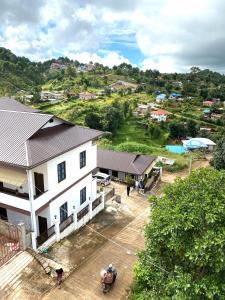 格劳Hinode Hotel ဟိနောဒေ့ဟိုတယ်的村庄白色建筑的顶部景色