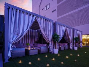 热海Pearl Star Hotel ATAMI的帐篷配有紫色沙发和带蜡烛的桌子