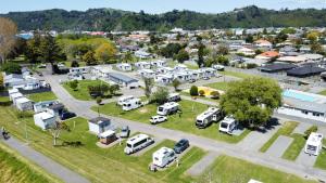 卡塔尼Whakatane Holiday Park的享有小镇空中景色,设有停车位