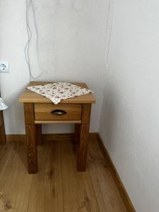 哈尔吉塔拜Pension Tofalvi的一张小木桌,位于客房的角落
