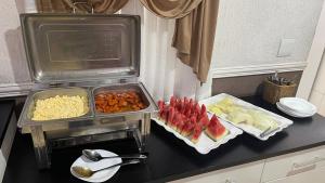 圣保罗Hotel Tenda Brigadeiro SP的厨房在柜台上摆放着两盘食物