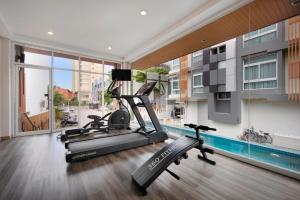 清迈Prime Square Hotel的一个带跑步机和游泳池的健身房
