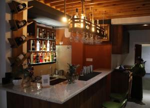 廷布The Willows Hotel, Bhutan的酒吧配有带瓶装葡萄酒的吧台