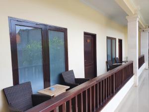 库塔拉达巴厘酒店的阳台配有椅子和桌子。