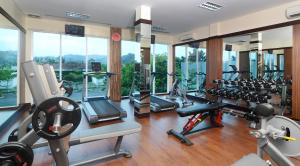 班达楠榜艾美西亚酒店和度假村的一间健身房,里面设有数个跑步机和椭圆机