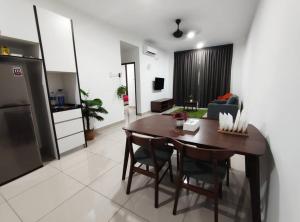 Bandar PenawarCikgukay Desaru Homestay Apartment With Pool View WiFi & Netflix的厨房以及带桌子和冰箱的用餐室