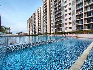 Bandar PenawarCikgukay Desaru Homestay Apartment With Pool View WiFi & Netflix的一座游泳池,位于一些高楼前