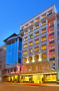 伊斯坦布尔格兰德乌纳尔酒店的前面有商店的酒店大楼