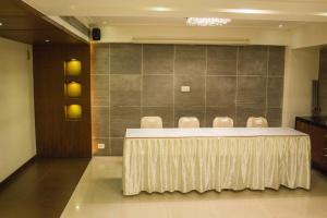 纳威孟买Hotel Corporate的一间会议室,配有桌椅