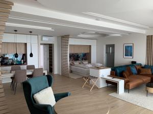 塞克萨德SXRD Luxus Apartmanok的客厅配有沙发和桌子