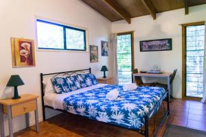 阿格奈什沃特1770 Southern Cross Travellers Retreat的卧室配有一张床、一张书桌和窗户。