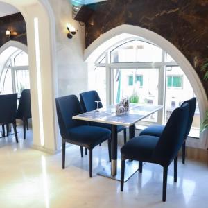 吉达لابرادوريت的一间带桌子和蓝色椅子的用餐室