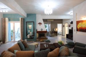 瓦里Vacation house with stunning view - Vari Syros的带沙发和壁炉的客厅