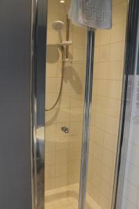 韦茅斯雷德克利夫酒店的浴室里设有玻璃门淋浴