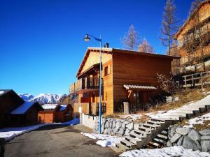 伊索拉Chalet Wallis, Wifi, Garage, Proche des pistes的前面有路灯的建筑