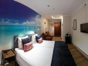 斯容代克Hotel de Zwaan的一间卧室设有一张大床,享有海景