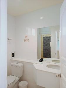 清莱班罗诺酒店的白色的浴室设有卫生间和水槽。