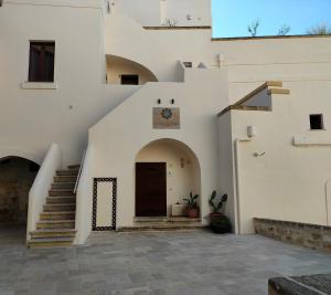 格拉维纳普利亚Le Stanze di Finya的白色的建筑,有楼梯和门