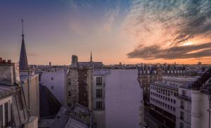 巴黎巴黎泡沫酒店的日落时分享有城市天际线的景致