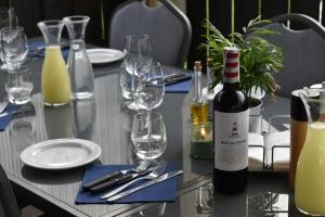 涅博鲁夫Eco Nieborów的一张桌子,上面放着一瓶葡萄酒和酒杯
