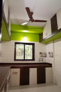 CorgaoDhanashree Riverview Hotel的厨房配有吊扇和窗户。