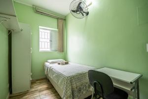 圣保罗HOSTEL HOME ACADEPOL METRO BUTANTA e USP的一间卧室配有一张床、一张书桌和一个窗户。