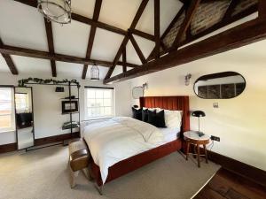 亚姆Riverside Mews - Yarm High Street的一间带一张大床的卧室,位于一个拥有木制天花板的房间