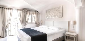 奥罗塞伊阿尔伯格迪弗索曼诺斯酒店的白色的卧室设有床和窗户