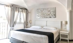 奥罗塞伊阿尔伯格迪弗索曼诺斯酒店的白色的卧室设有床和大窗户