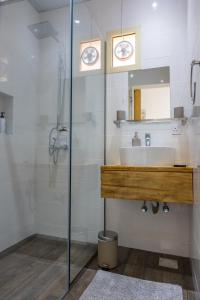 拉斯阿尔卡麦My Way的一间带水槽和玻璃淋浴的浴室