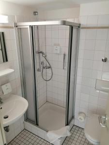 明斯特杜南DRK酒店的带淋浴、卫生间和盥洗盆的浴室