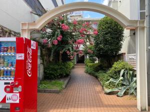 东京副都心線池袋駅から徒歩2分のマンション的花房中带有可乐机器的拱门