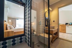 费特希耶Ansira Suites的带淋浴和盥洗盆的浴室以及1张床。